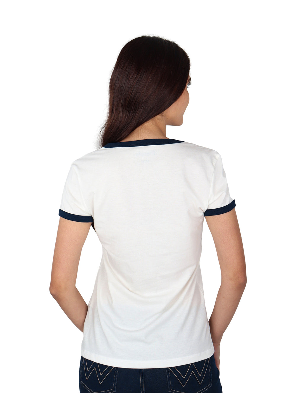 Mujer vistiendo playera blanca Wrangler con cuello y mangas en azul marino y estampado frontal.