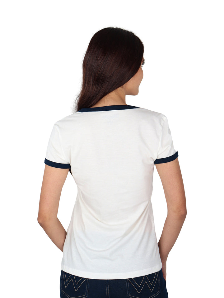Mujer vistiendo playera blanca Wrangler con cuello y mangas en azul marino y estampado frontal.