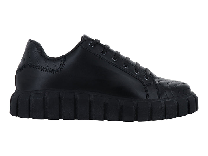 Tenis Andrax color negro con suela gruesa dentada y acabado liso.