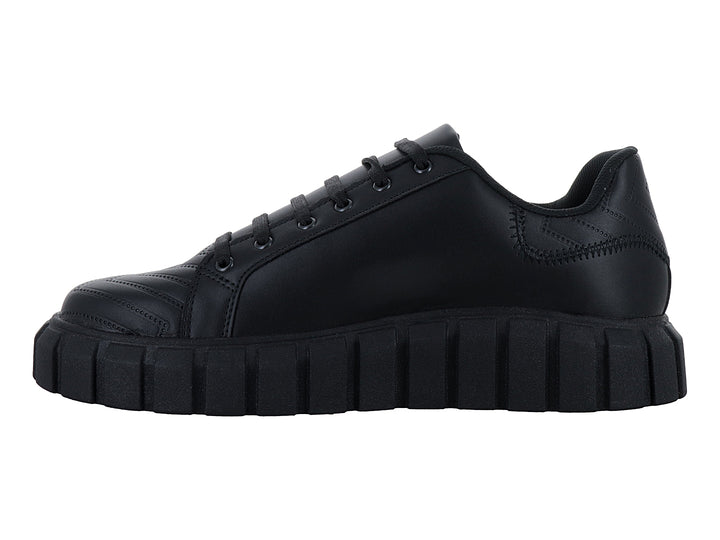 Tenis Andrax color negro con suela gruesa dentada y acabado liso.