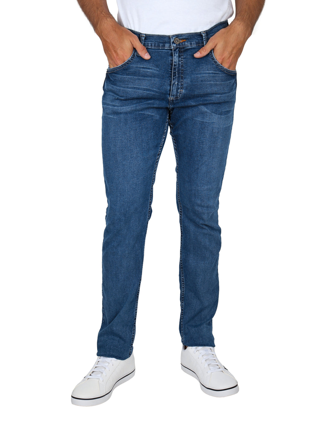 Hombre vistiendo pantalones LEE skinny de color índigo y tenis blancos.