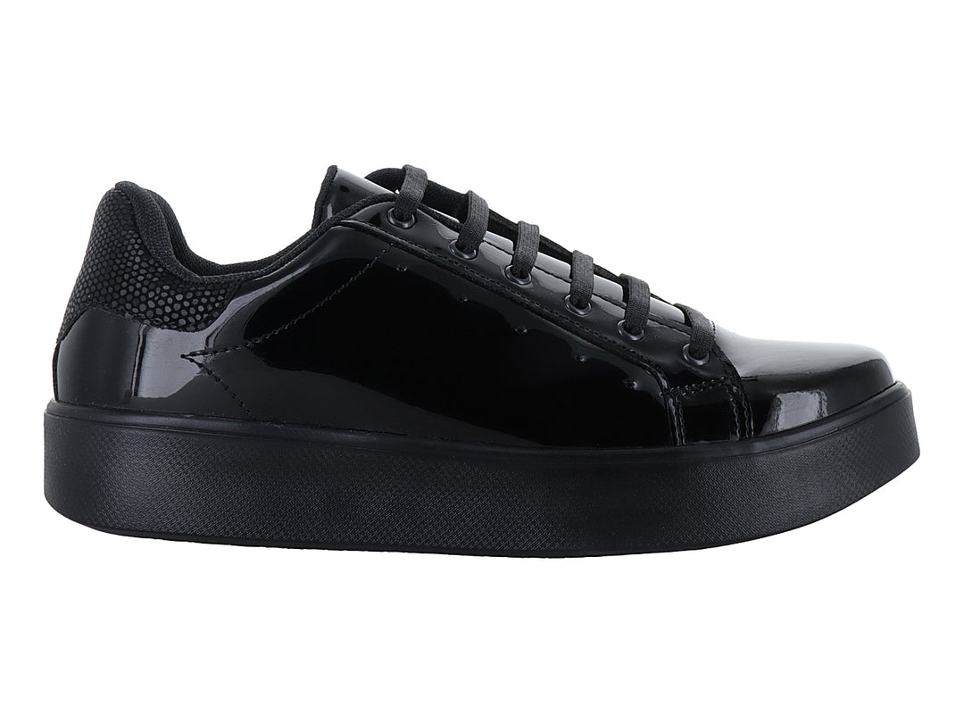 Tenis negros brillantes con suela de plataforma y cordones.