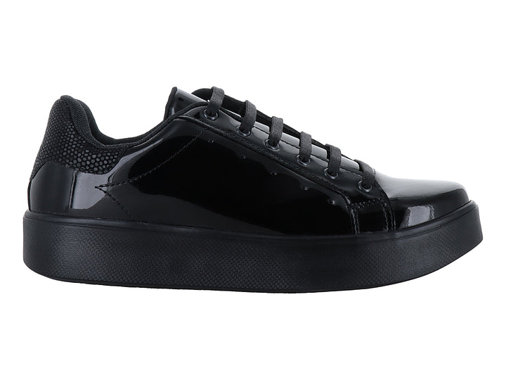 Tenis negros brillantes con suela de plataforma y cordones.
