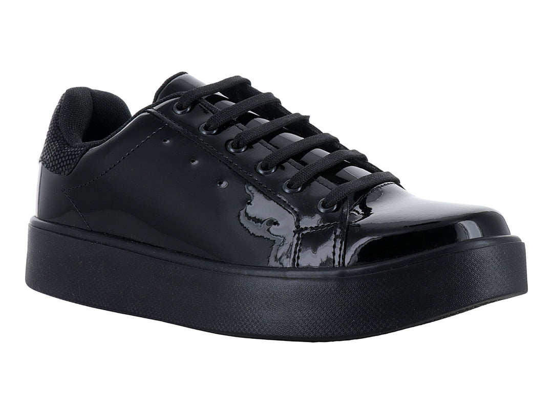 Tenis negros brillantes con suela de plataforma y cordones.