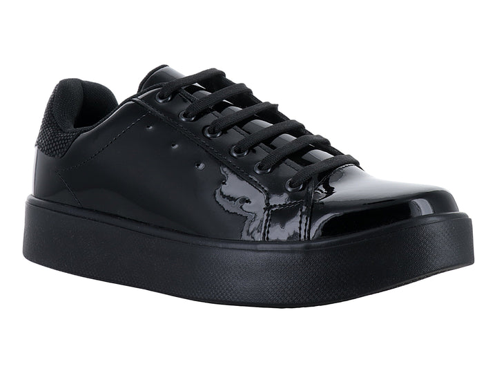 Tenis negros brillantes con suela de plataforma y cordones.