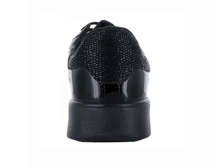 Tenis negros brillantes con suela de plataforma y cordones.