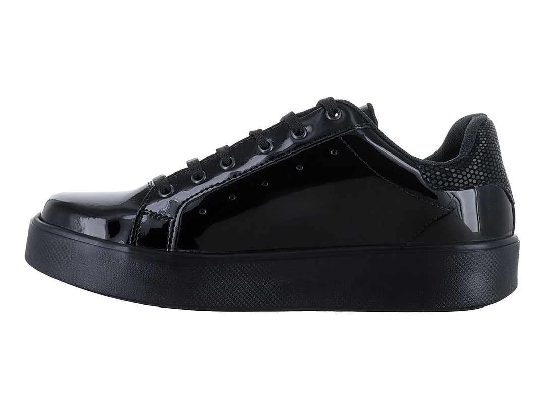 Tenis negros brillantes con suela de plataforma y cordones.