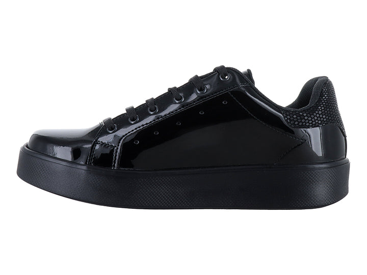 Tenis negros brillantes con suela de plataforma y cordones.