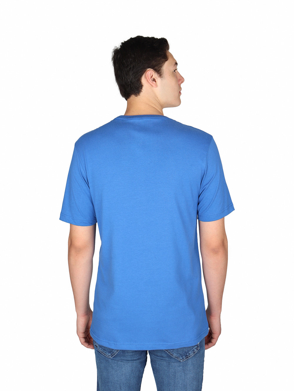 Hombre vistiendo playera azul de manga corta con logotipo de Lee estampado en el pecho.