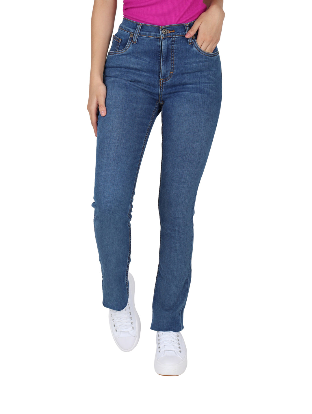 Pantalones LEE jeans slim fit de color azul puestos en una persona.