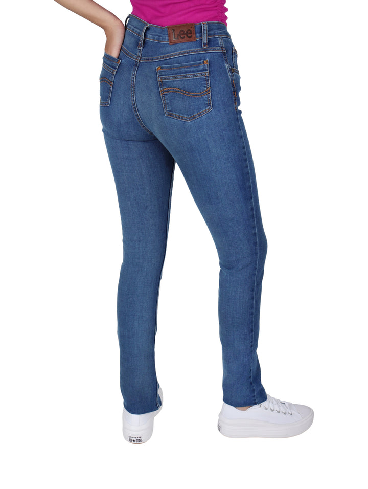 Pantalones LEE jeans slim fit de color azul puestos en una persona.