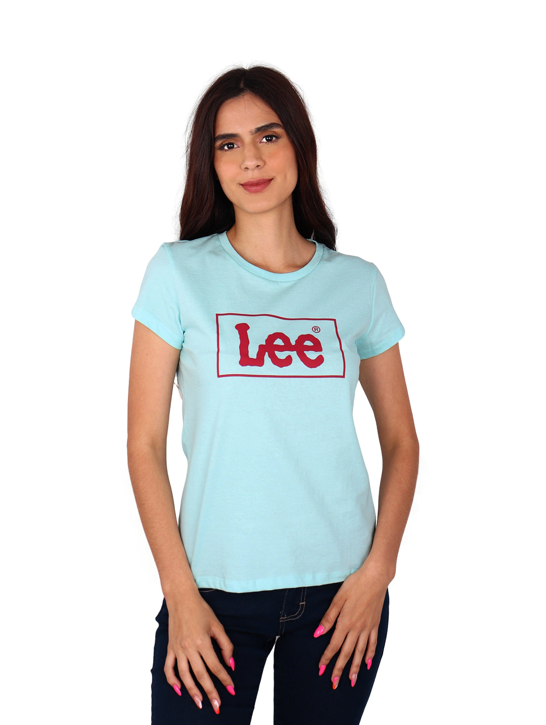 Mujer vistiendo playera color aqua con logotipo de Lee en rojo centrado en el pecho.