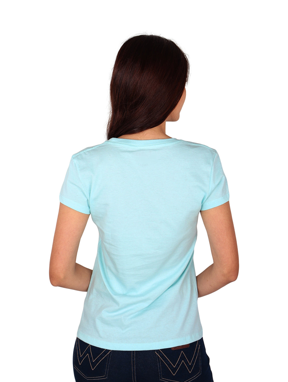 Mujer vistiendo playera color aqua con logotipo de Lee en rojo centrado en el pecho.