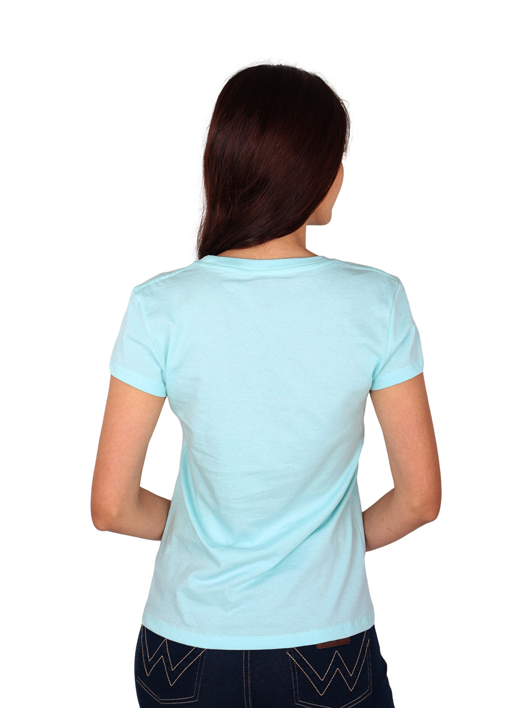 Mujer vistiendo playera color aqua con logotipo de Lee en rojo centrado en el pecho.