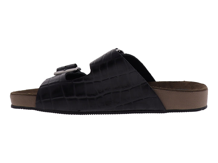 Sandalias negras con textura de cocodrilo, hebillas plateadas y suela color marrón.