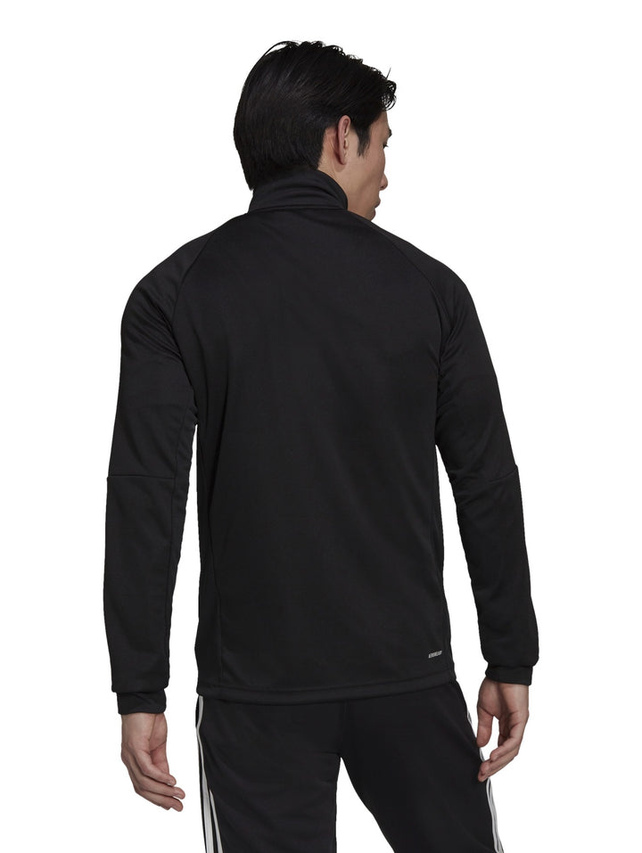 Hombre vistiendo chaqueta deportiva Adidas Aeroready Sereno Cut color negro con rayas blancas laterales.