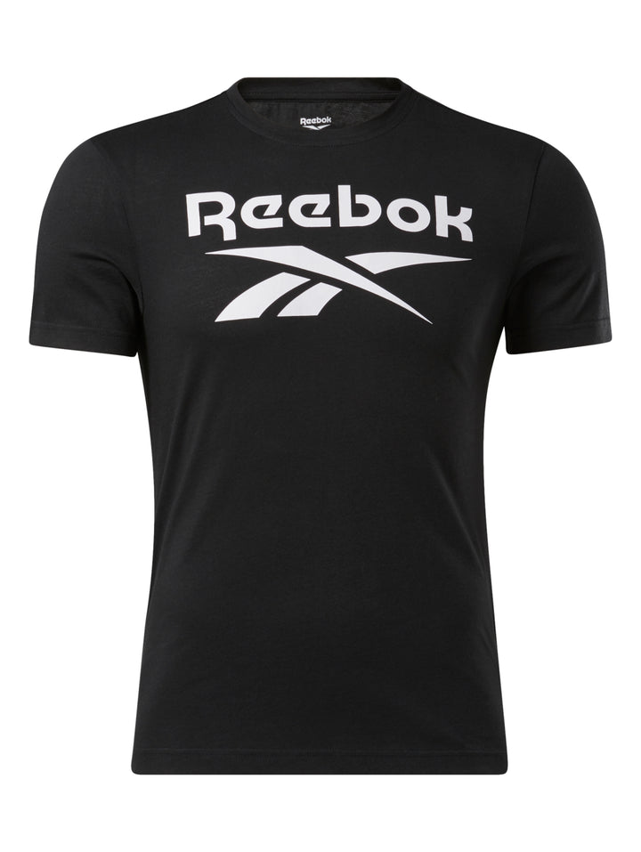 Hombre usando playera negra de manga corta con logotipo blanco de Reebok en el pecho.