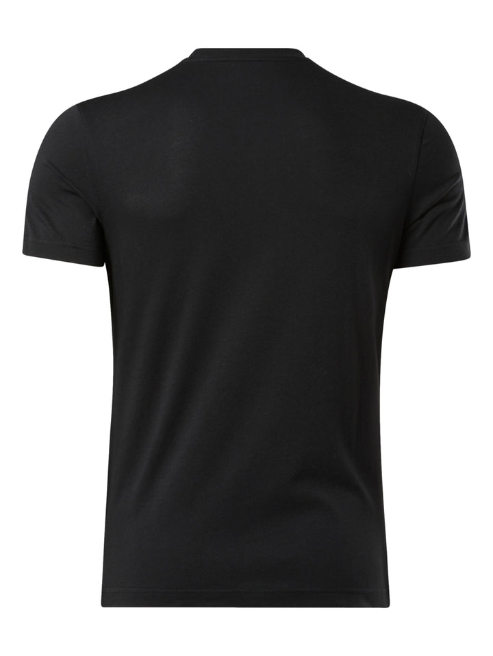 Hombre usando playera negra de manga corta con logotipo blanco de Reebok en el pecho.