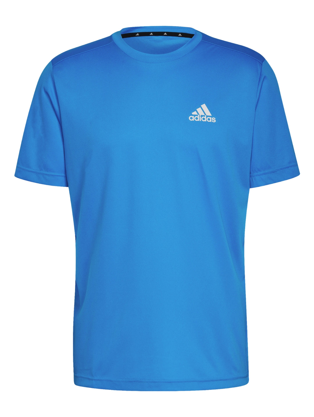 Hombre vistiendo una playera deportiva Adidas de color azul rush con logo blanco en el pecho.
