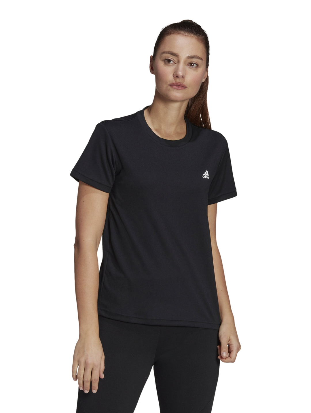 Mujer vistiendo una playera deportiva Adidas de color negro con logo blanco en el pecho.