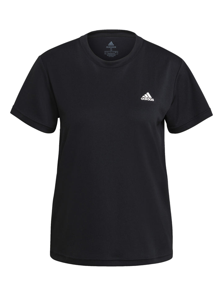 Mujer vistiendo una playera deportiva Adidas de color negro con logo blanco en el pecho.