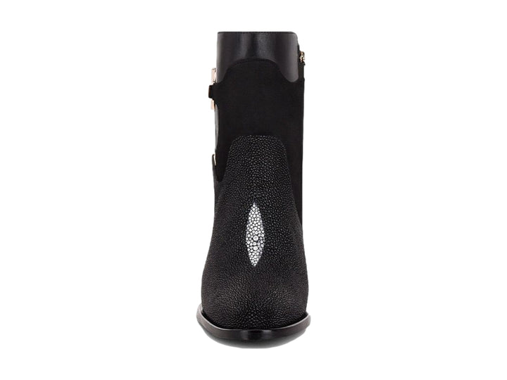 Botín negro de cuero con tacón alto y detalles de hebillas doradas.