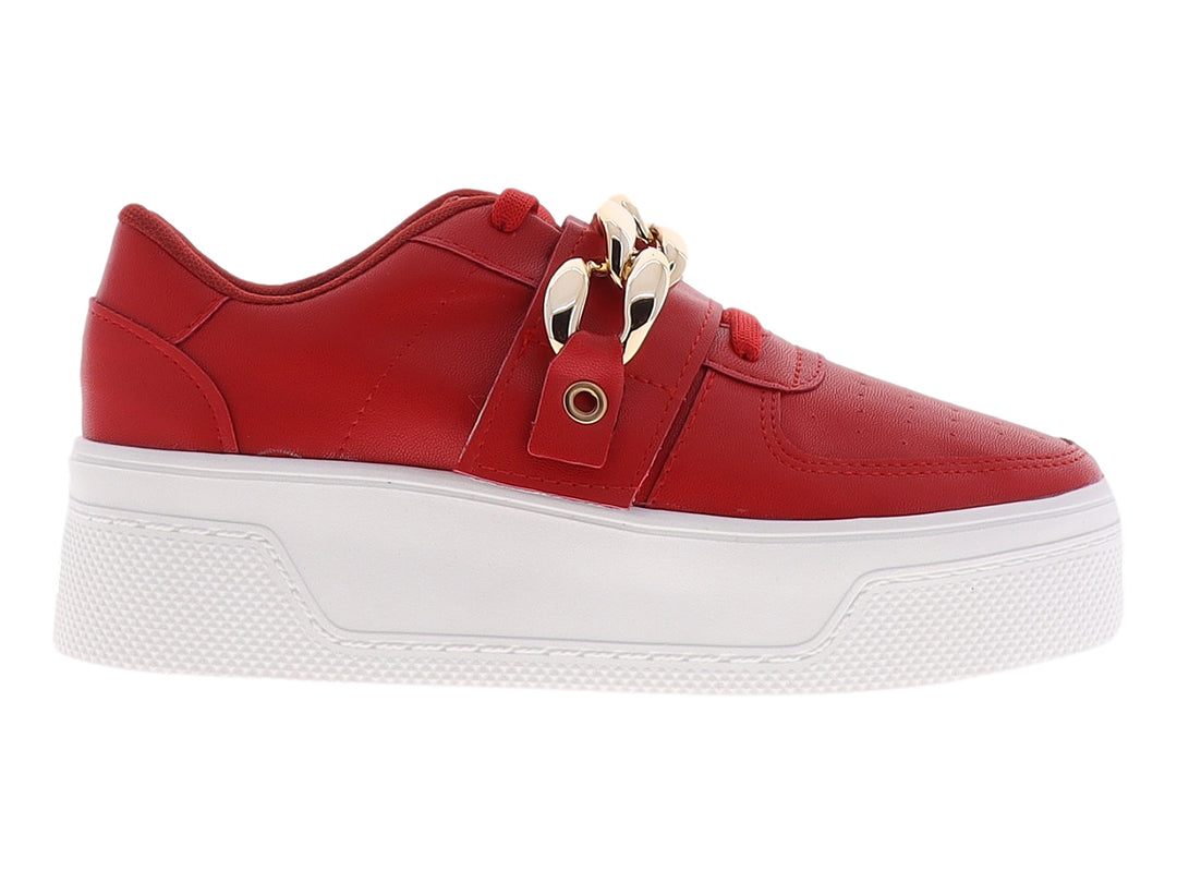 Tenis rojos de plataforma con suela blanca y un adorno de cadena dorada en la parte superior.