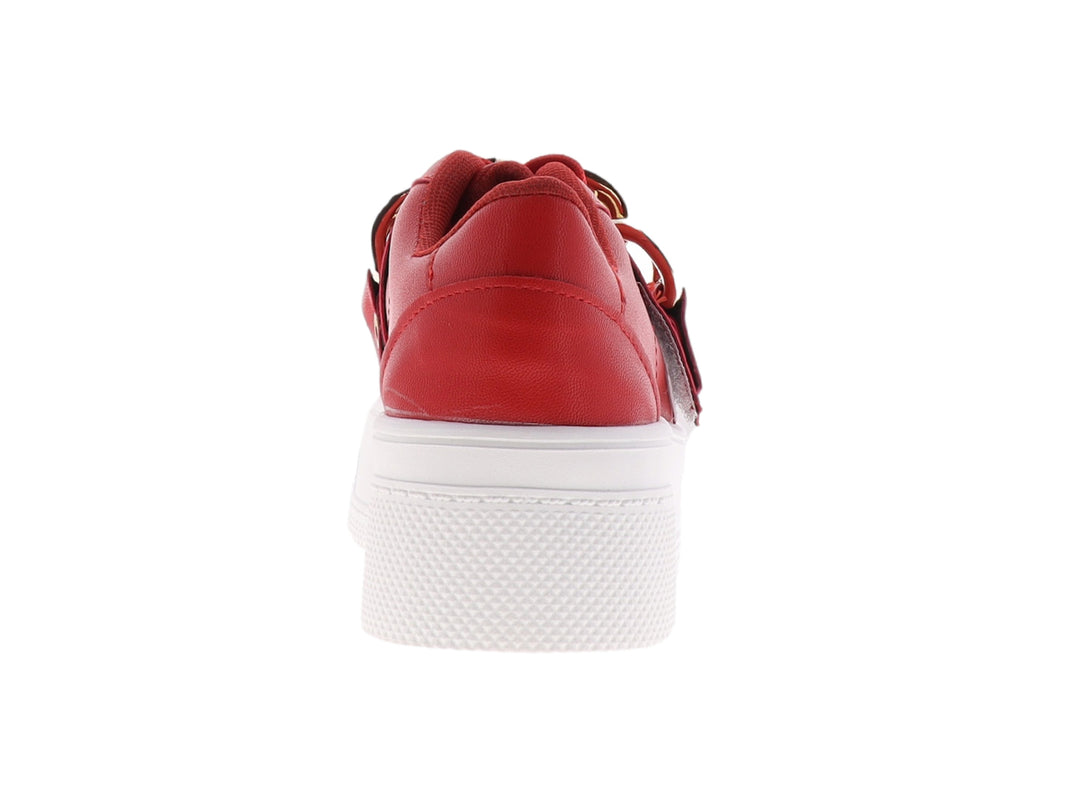 Tenis rojos de plataforma con suela blanca y un adorno de cadena dorada en la parte superior.
