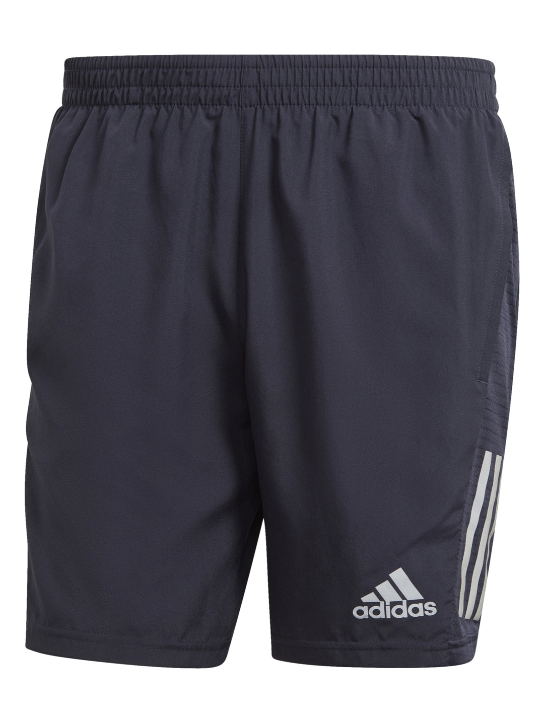 Hombre vistiendo shorts deportivos Adidas color azul marino Legend Ink con detalles laterales reflectantes.