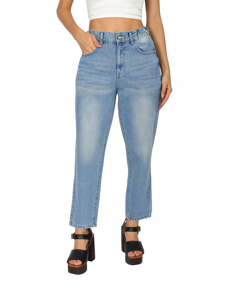 Mujer vistiendo jeans mom de mezclilla color azul claro con cintura alta.