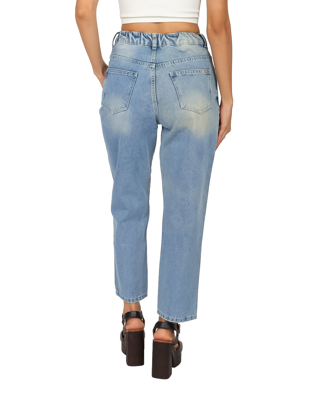 Mujer vistiendo jeans mom de mezclilla color azul claro con cintura alta.