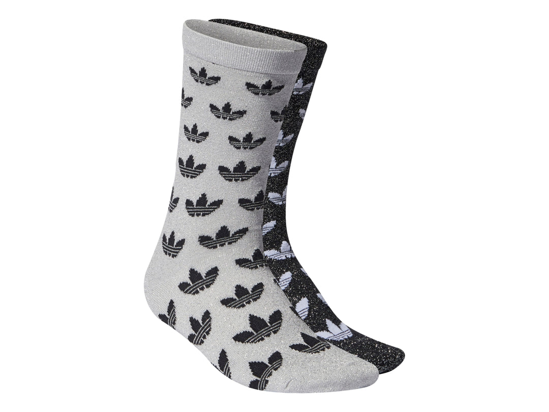 Par de calcetines Adidas, uno gris con logos negros y otro negro con logos blancos.
