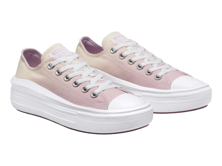 Tenis Converse de plataforma con diseño ombré en tonos beige y lila sobre suela blanca.