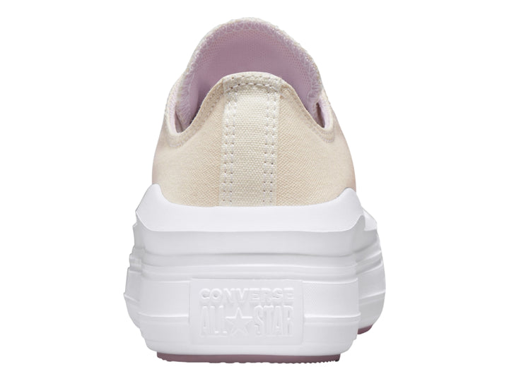 Tenis Converse de plataforma con diseño ombré en tonos beige y lila sobre suela blanca.