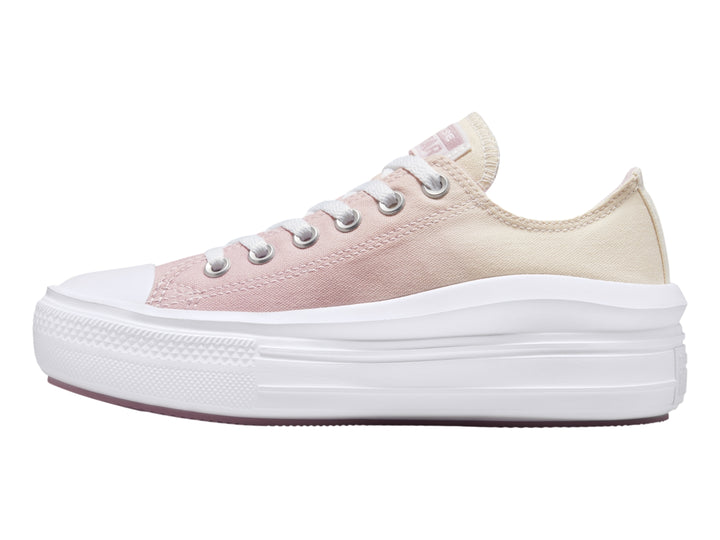 Tenis Converse de plataforma con diseño ombré en tonos beige y lila sobre suela blanca.