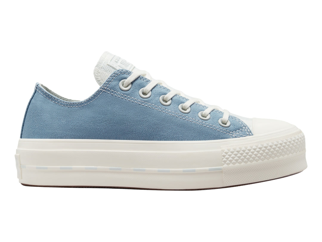 Tenis Converse de plataforma color azul índigo con suela blanca y cordones blancos.