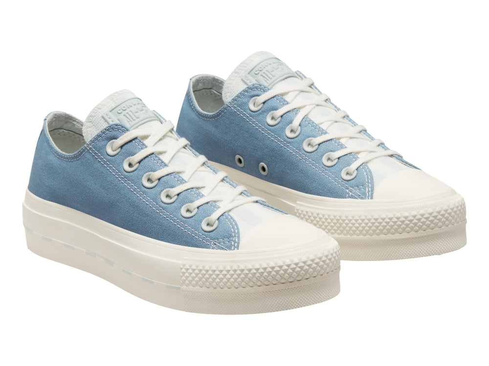 Tenis Converse de plataforma color azul índigo con suela blanca y cordones blancos.