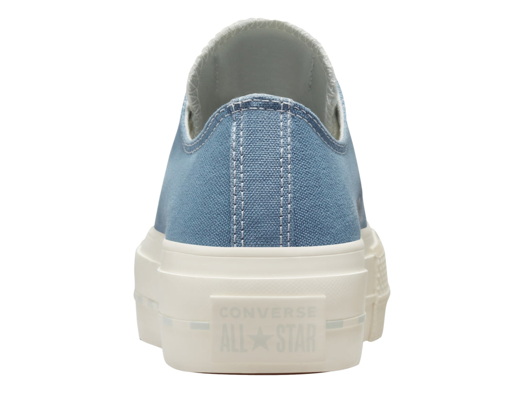 Tenis Converse de plataforma color azul índigo con suela blanca y cordones blancos.