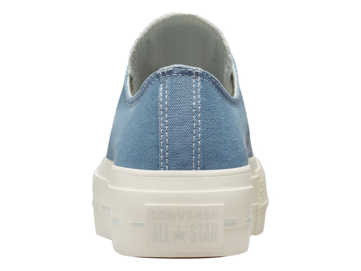 Tenis Converse de plataforma color azul índigo con suela blanca y cordones blancos.