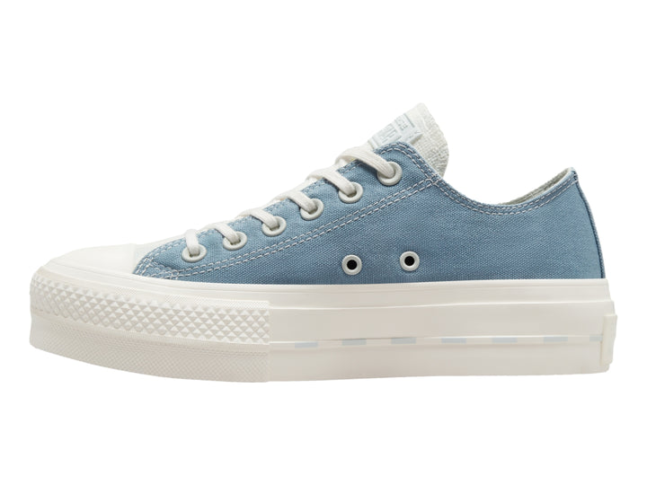 Tenis Converse de plataforma color azul índigo con suela blanca y cordones blancos.