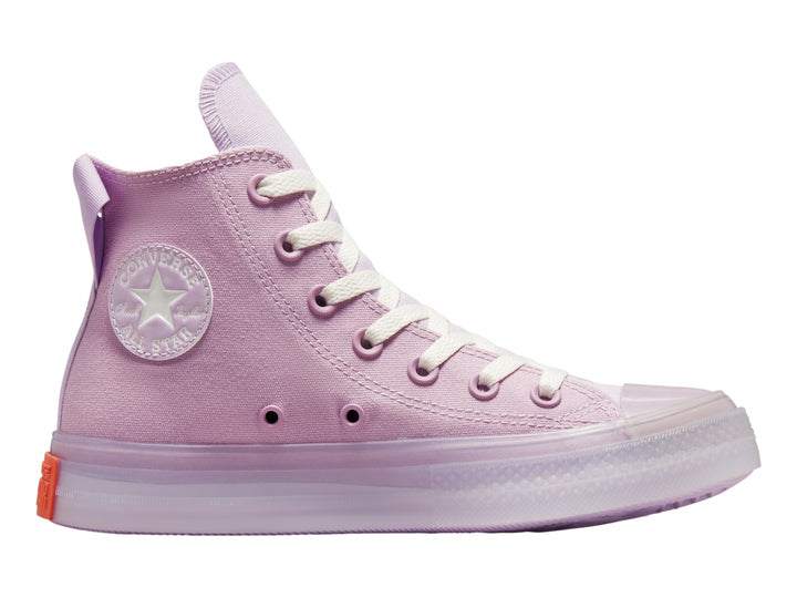 Tenis Converse Chuck Taylor All Star de bota color morado claro con cordones blancos y suela translúcida.