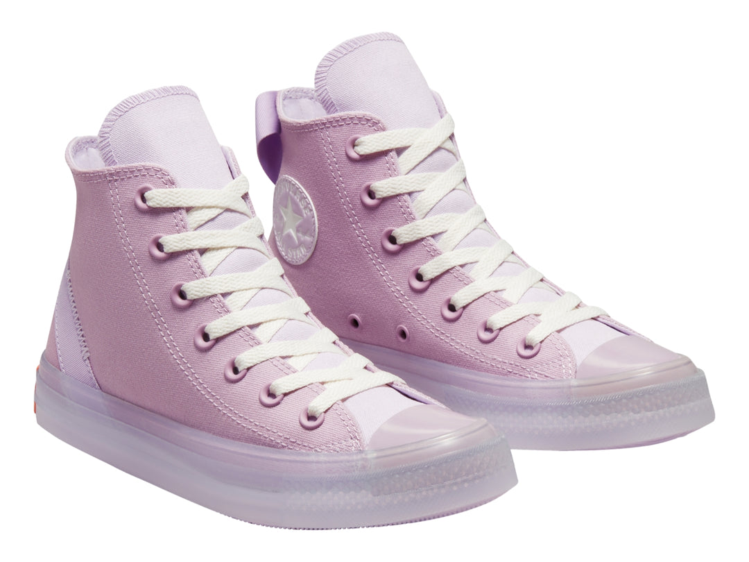 Tenis Converse Chuck Taylor All Star de bota color morado claro con cordones blancos y suela translúcida.
