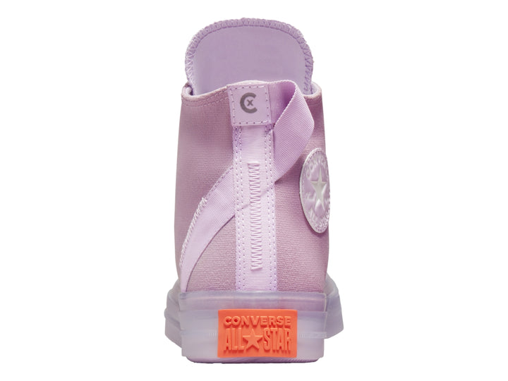 Tenis Converse Chuck Taylor All Star de bota color morado claro con cordones blancos y suela translúcida.