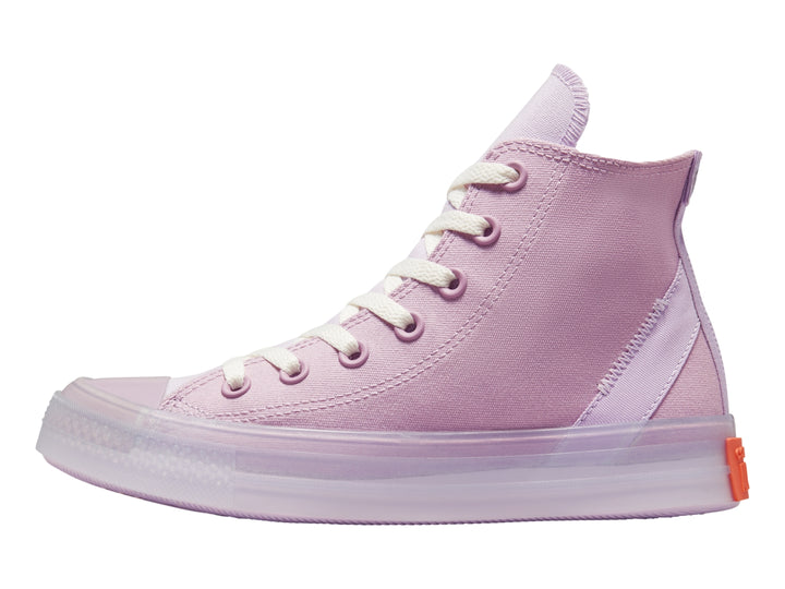 Tenis Converse Chuck Taylor All Star de bota color morado claro con cordones blancos y suela translúcida.