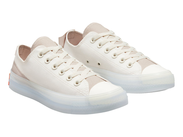Tenis Converse Chuck Taylor All Star CX de color blanco y beige con suela gruesa y detalle naranja en el talón.