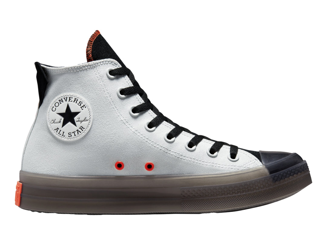 Tenis Converse Chuck Taylor All Star CX color plata con detalles en negro y naranja, corte alto.