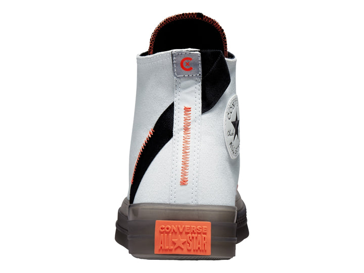 Tenis Converse Chuck Taylor All Star CX color plata con detalles en negro y naranja, corte alto.