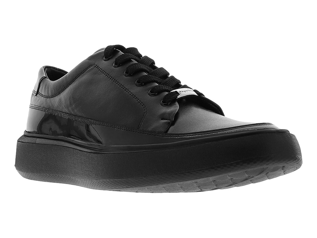 Zapato casual negro de la marca Marquez de Leon con acabado en charol brillante y suela ancha.