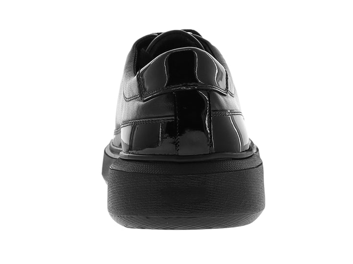 Zapato casual negro de la marca Marquez de Leon con acabado en charol brillante y suela ancha.