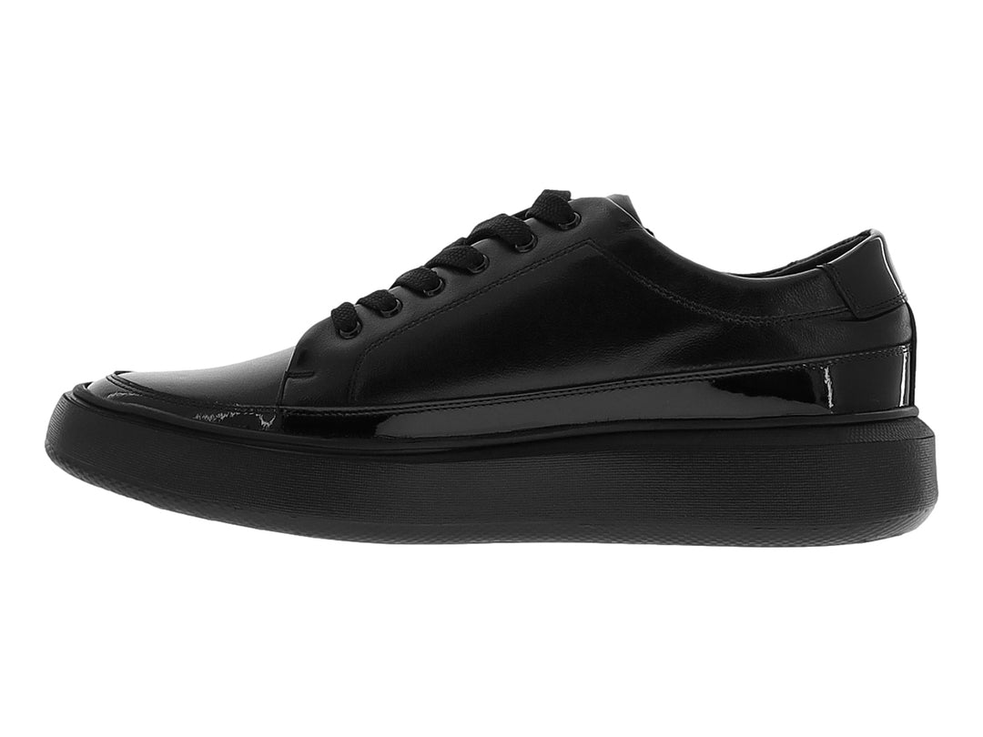 Zapato casual negro de la marca Marquez de Leon con acabado en charol brillante y suela ancha.